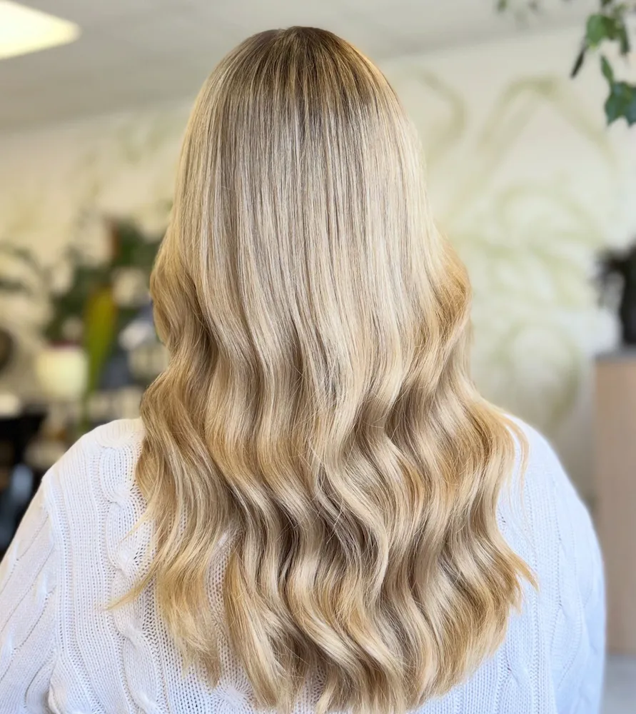 Blond fale z ciemniejszą nasadą