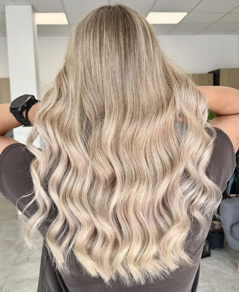 Jasny beżowy blond w gęstych falach