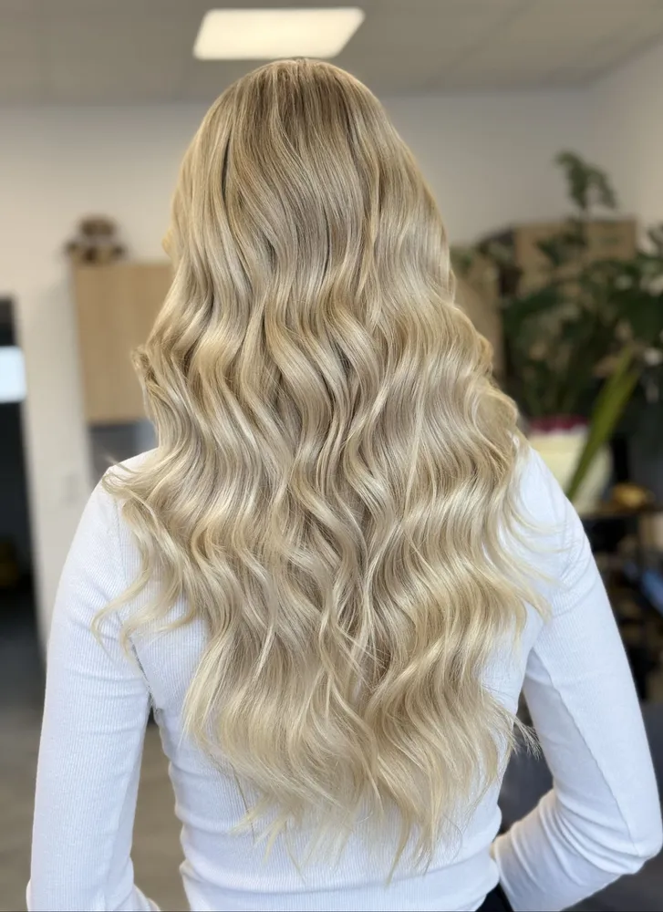 Złocisty blond w miękkich falach