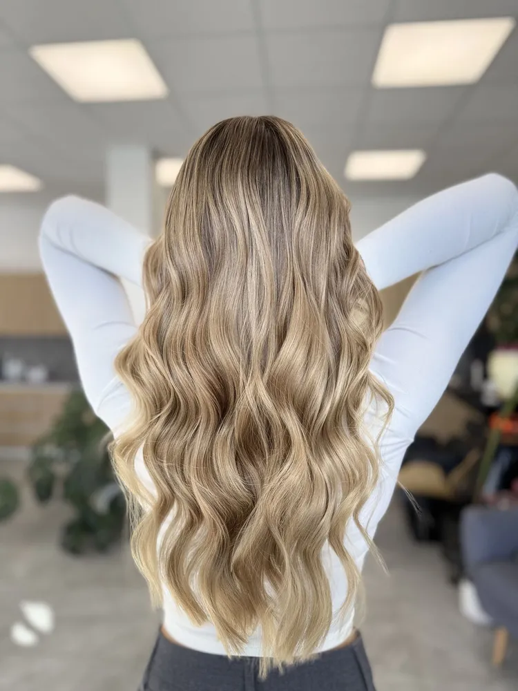Blond z przejściem od ciemniejszej nasady